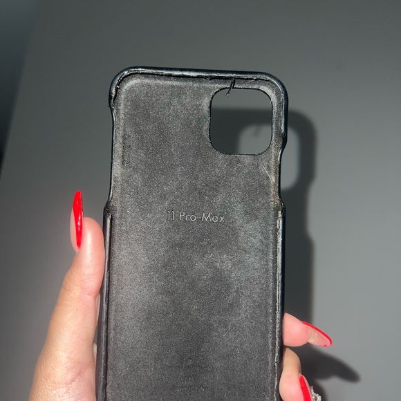 Louis Vuitton iPhone 11 Pro Max - Picture 4 of 5